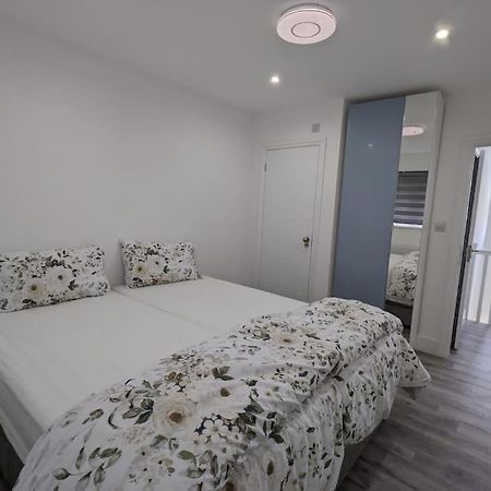 Beautiful 3 Bedroom House In London -Ensuite Bed Room トゥイキナム エクステリア 写真