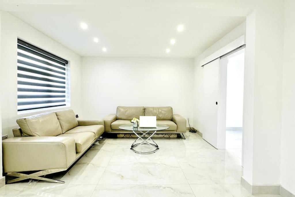 Beautiful 3 Bedroom House In London -Ensuite Bed Room トゥイキナム エクステリア 写真