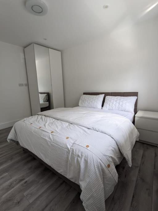 Beautiful 3 Bedroom House In London -Ensuite Bed Room トゥイキナム エクステリア 写真
