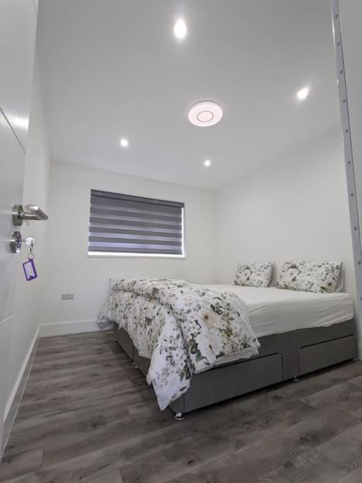 Beautiful 3 Bedroom House In London -Ensuite Bed Room トゥイキナム エクステリア 写真