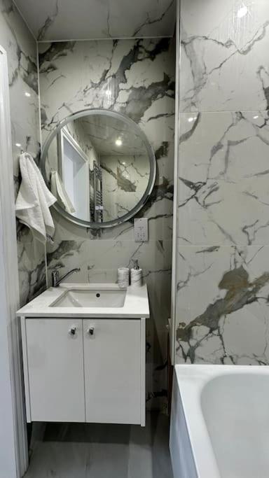 Beautiful 3 Bedroom House In London -Ensuite Bed Room トゥイキナム エクステリア 写真
