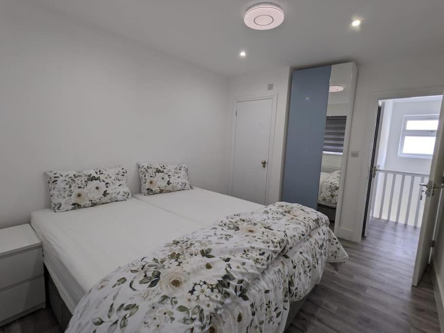 Beautiful 3 Bedroom House In London -Ensuite Bed Room トゥイキナム エクステリア 写真