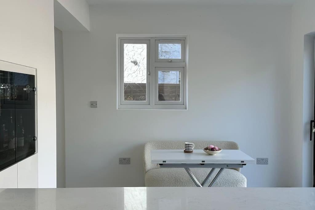Beautiful 3 Bedroom House In London -Ensuite Bed Room トゥイキナム エクステリア 写真