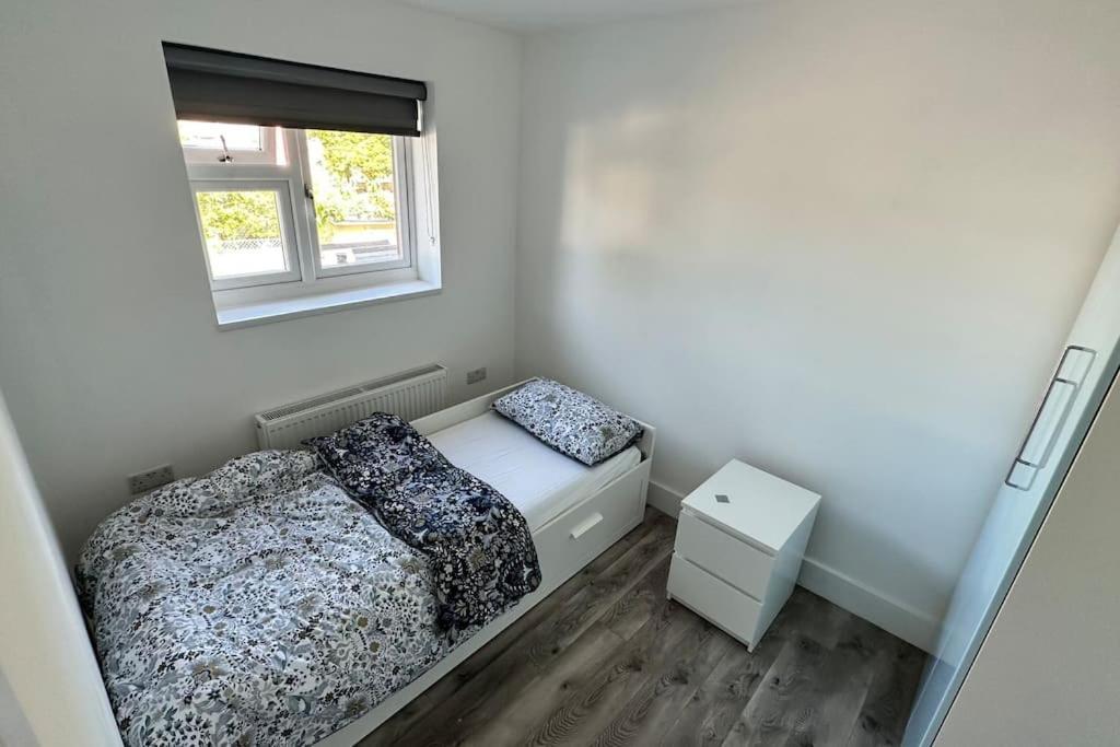 Beautiful 3 Bedroom House In London -Ensuite Bed Room トゥイキナム エクステリア 写真