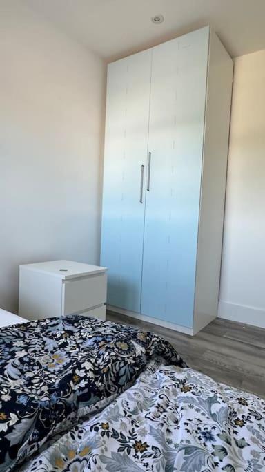 Beautiful 3 Bedroom House In London -Ensuite Bed Room トゥイキナム エクステリア 写真