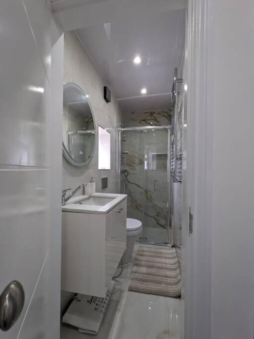 Beautiful 3 Bedroom House In London -Ensuite Bed Room トゥイキナム エクステリア 写真
