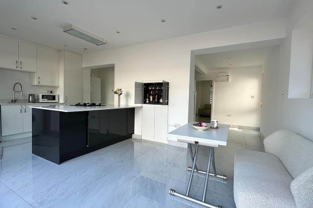 Beautiful 3 Bedroom House In London -Ensuite Bed Room トゥイキナム エクステリア 写真