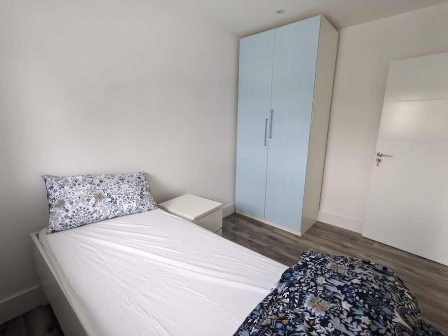 Beautiful 3 Bedroom House In London -Ensuite Bed Room トゥイキナム エクステリア 写真
