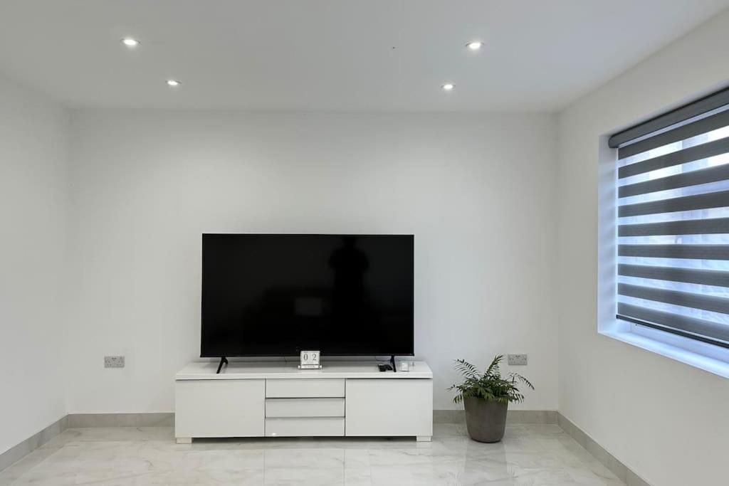Beautiful 3 Bedroom House In London -Ensuite Bed Room トゥイキナム エクステリア 写真