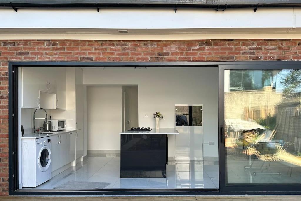 Beautiful 3 Bedroom House In London -Ensuite Bed Room トゥイキナム エクステリア 写真