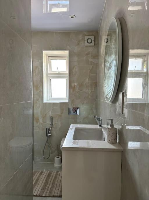 Beautiful 3 Bedroom House In London -Ensuite Bed Room トゥイキナム エクステリア 写真
